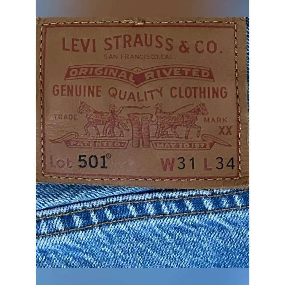 Levi's® 501® Men’s Original Straight fit Jeans in Light Blue Denim. Size W31 L34